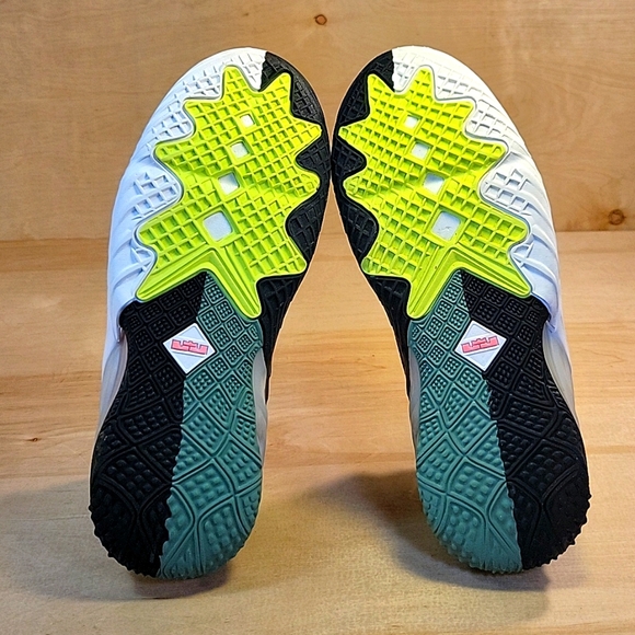 Nike Lebron 18 x Space Jam Bugs vs Marvin Shoes - Picture 6 of 10